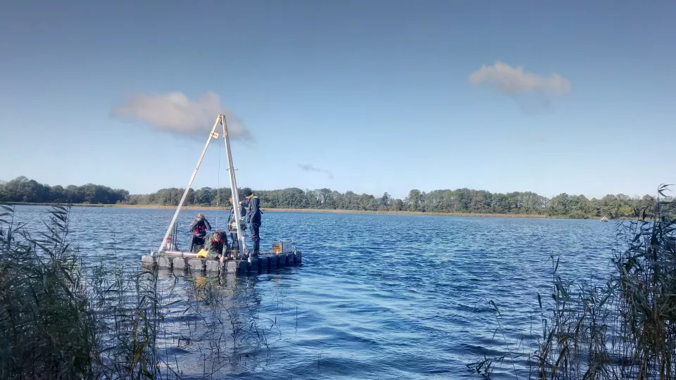 Flotte med borr-rigg på sjö